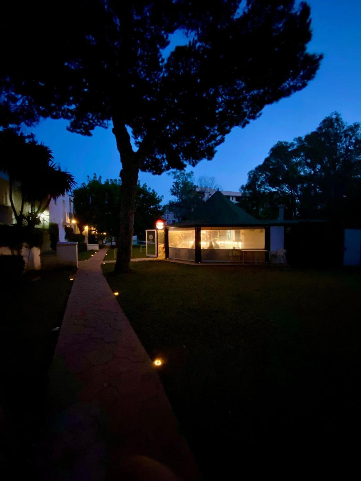 Benamara Gardens Apartment เอสเตโปนา ภายนอก รูปภาพ